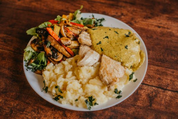 Pileće belo u kari sosu