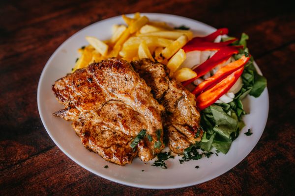 Pečeni vrat sa pomfritom i lukom